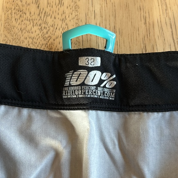 100% riding shorts - Picture 8 of 13